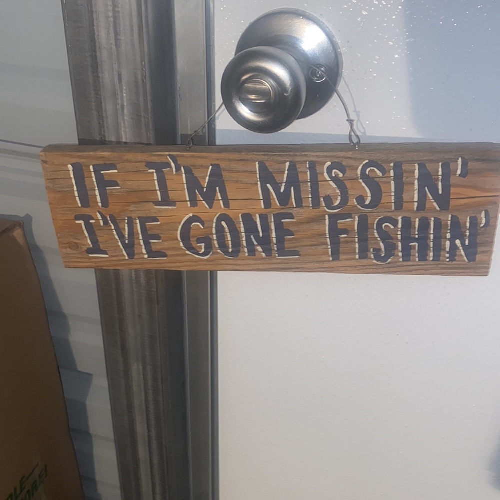 Gone fishing! Sign decor 🎣